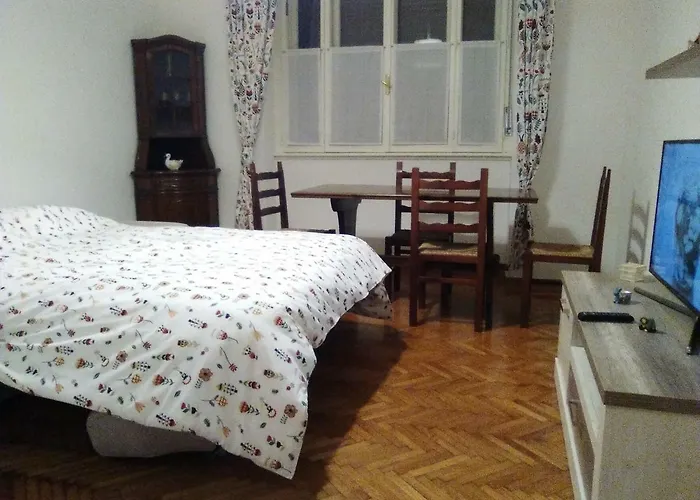 Andrea E Valentina *